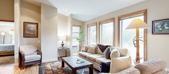 Dog-friendly house with amazing mountain view, outdoor dining on deck, & W/D