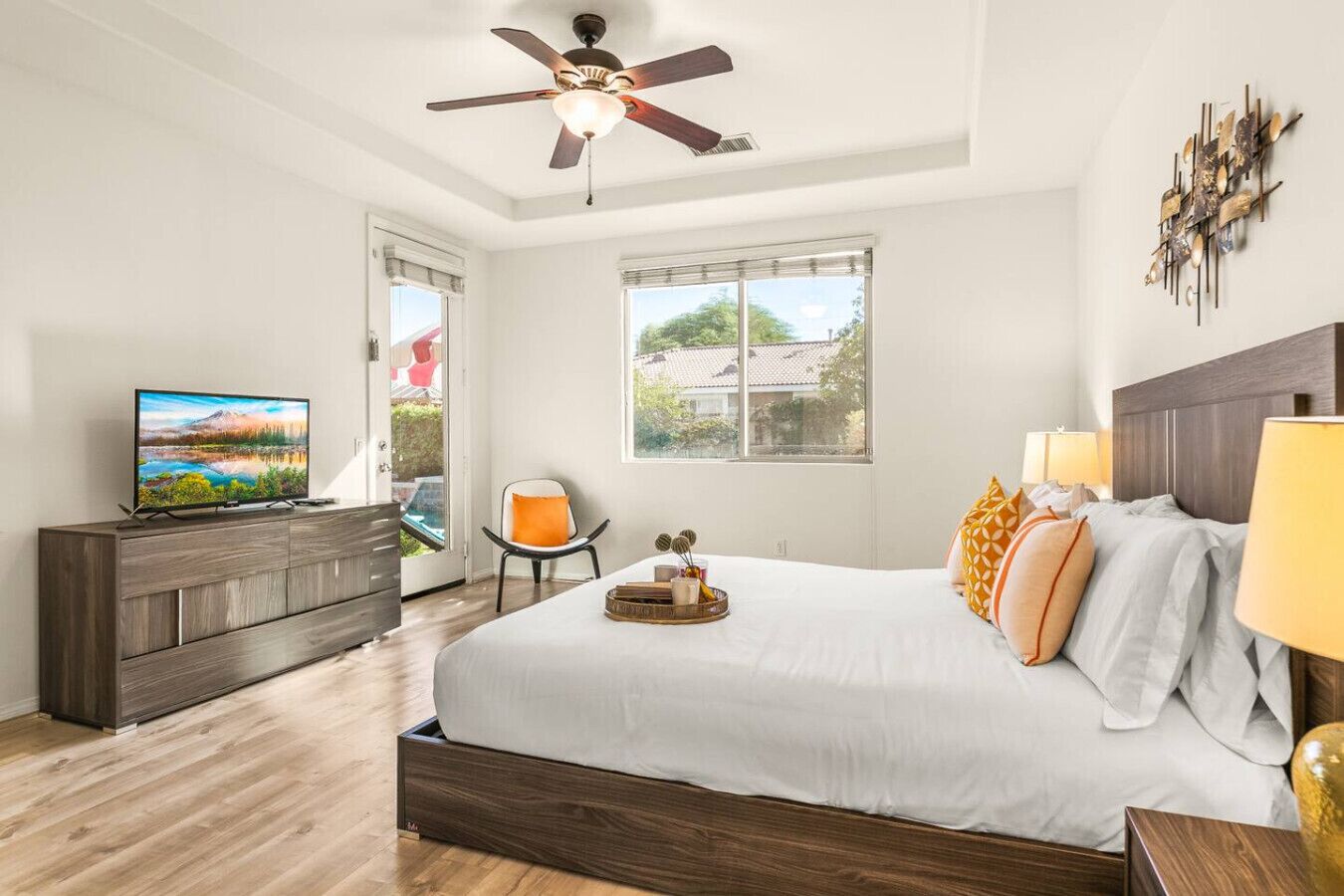 6 室のベッドルーム、デスク、アイロン / アイロン台、旅行用ベビーベッド