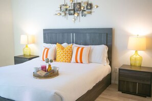 6 Schlafzimmer, Schreibtisch, Bügeleisen/Bügelbrett, Reisekinderbett