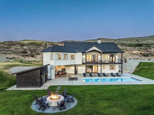 Luxurious home w/ seasonal pool, hot tub, fire pit & outdoor kitchen