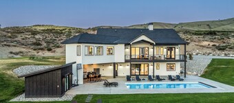 Luxurious home w/ seasonal pool, hot tub, fire pit & outdoor kitchen