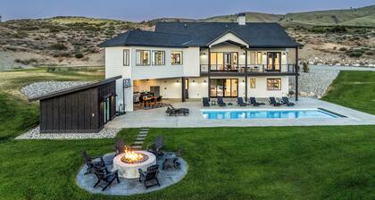 Luxurious home w/ seasonal pool, hot tub, fire pit & outdoor kitchen