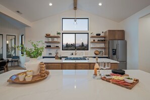 Réfrigérateur, four à micro-ondes, un four, surface de cuisson