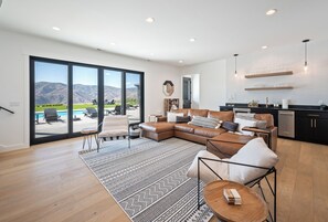 Téléviseur connecté, foyer, table de baby-foot, chaîne audio