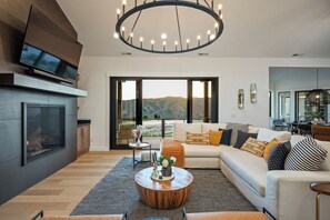 Téléviseur connecté, foyer, table de baby-foot, chaîne audio