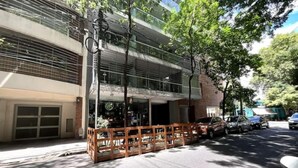 Un edificio a più piani con un ristorante al piano terra e un garage.