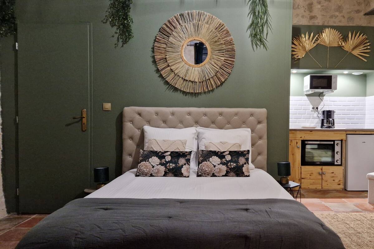 Estúdio, vista para a piscina | Wi-Fi de cortesia, roupa de cama