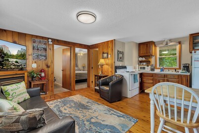 Beautiful and Clean 2 Bedroom Cottage on Clearwater Lake