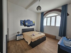 1 habitación, tabla de planchar con plancha, wifi y ropa de cama 