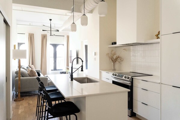 Kühlschrank, Mikrowelle, Ofen, Herdplatte