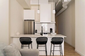 Geladeira, micro-ondas, fogão, cooktop