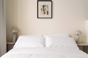 Desk, iron/ironing board, WiFi, bed sheets