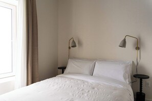 Desk, iron/ironing board, WiFi, bed sheets