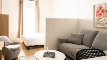 Escritorio, tabla de planchar con plancha, wifi y ropa de cama