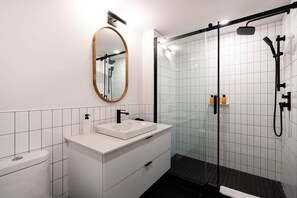 Regadera, secadora de cabello, toallas 