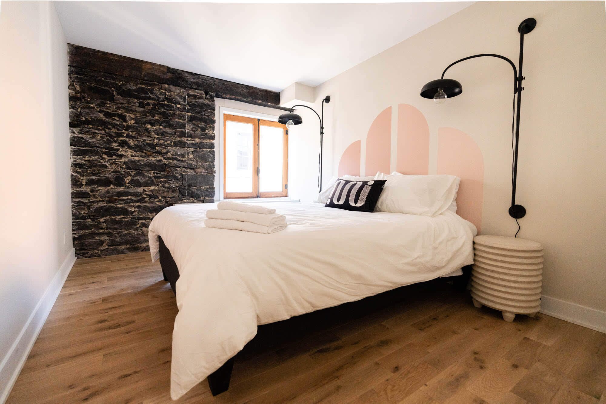 2 bedrooms, desk, iron/ironing board, WiFi