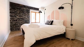 2 bedrooms, desk, iron/ironing board, WiFi