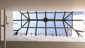 A skylight with a wooden frame and a view of the sky. - Maison Place Jacques-Cartier • Luxury Loft • Old Montreal • Central • Full Kitchen • Skylight • Wi-Fi • AC (Montréal)