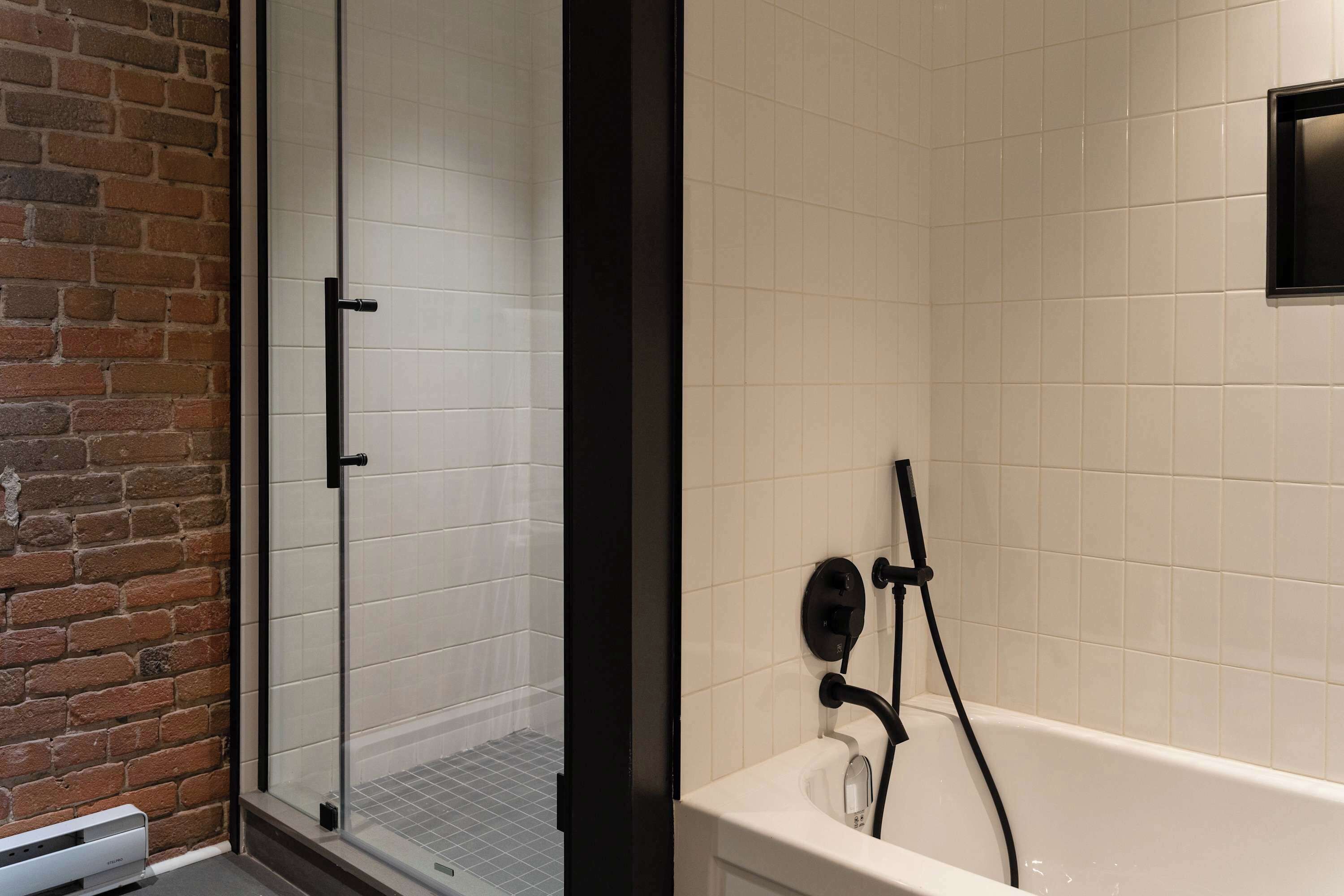 Douche, sèche-cheveux, serviettes fournies, shampoing