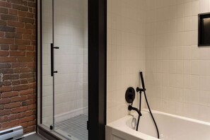 Douche, sèche-cheveux, serviettes fournies, shampoing