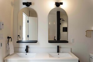 Douche, séchoir à cheveux, serviettes fournies, shampooing