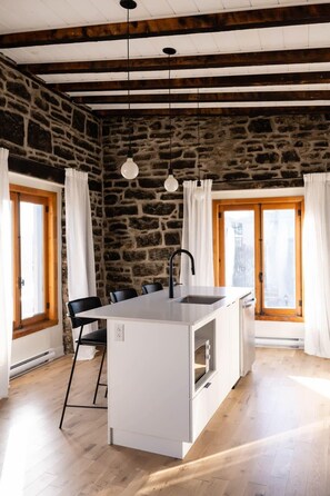 Køleskab, mikrobølgeovn, ovn, kogeplade