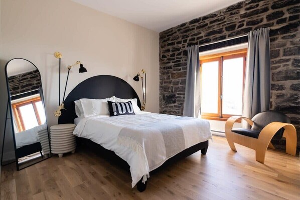 2 bedrooms, desk, iron/ironing board, WiFi