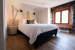 2 bedrooms, desk, iron/ironing board, WiFi