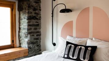 2 bedrooms, desk, iron/ironing board, WiFi