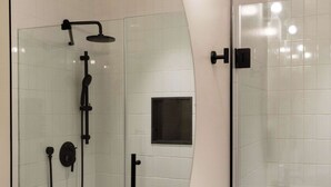 A modern bathroom with a glass-enclosed shower, a white sink, and a large mirror. - Maison Place Jacques-Cartier • Luxury Loft • Old Montreal • Central • Full Kitchen • Wi-Fi • AC (Montréal)