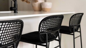 A modern kitchen with a white countertop and black chairs with a woven backrest. - Maison Place Jacques-Cartier • Luxury Loft • Old Montreal • Central • Full Kitchen • Wi-Fi • AC (Montréal)