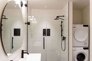 Shower, hair dryer, towels - Loft Suite Apartment in the Historic District facing Place Jacques-Cartier in Old Montreal (Montréal)