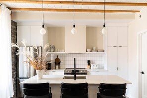 Réfrigérateur, micro-ondes, four, plaque de cuisson