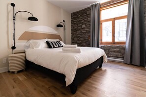 2 soverom, skrivebord, strykejern/-brett og wi-fi