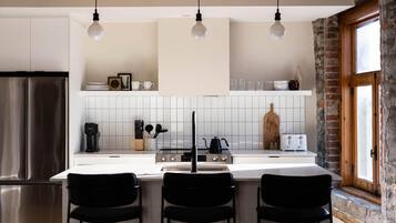 Réfrigérateur, micro-ondes, four, plaque de cuisson