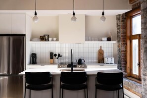 Kjøleskap, mikrobølgeovn, ovn og kokeplater