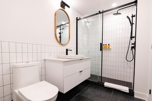 Douche, sèche-cheveux, serviettes fournies