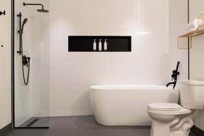 Douche, sèche-cheveux, serviettes fournies, shampoing