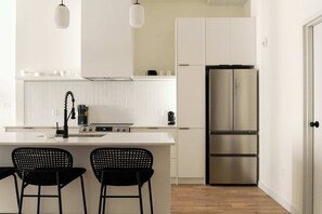 Geladeira, micro-ondas, fogão, cooktop