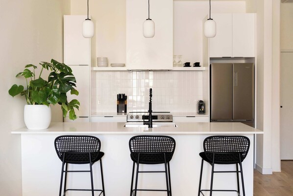 Réfrigérateur, micro-ondes, four, plaque de cuisson