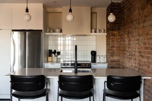 Køleskab, mikrobølgeovn, ovn, kogeplade