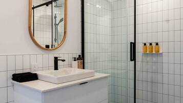 Douche, sĂšche-cheveux, serviettes fournies