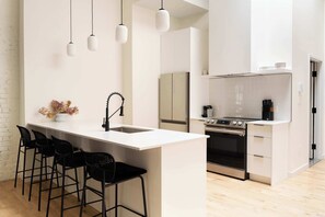 Fridge, microwave, oven, stovetop - Maison Place Jacques-Cartier - Suite 1 bedroom (Montréal)