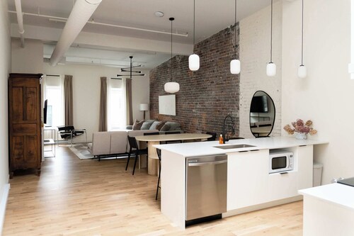 Maison Place Jacques-Cartier • Luxury One-Bedroom Apartment • Old Montreal • Freestanding bath • Full Kitchen • Skylight • Wi-Fi • AC