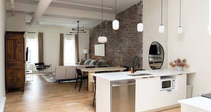 Maison Place Jacques-Cartier • Luxury One-Bedroom Apartment • Old Montreal • Freestanding bath • Full Kitchen • Skylight • Wi-Fi • AC