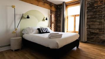 2 bedrooms, desk, iron/ironing board, WiFi