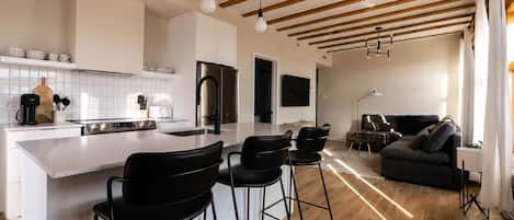 Kylskåp, mikrovågsugn, ugn och spishäll