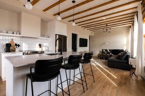 Een koelkast, een magnetron, een oven, een kookplaat