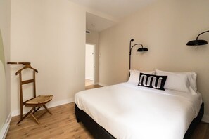 2 bedrooms, desk, iron/ironing board, WiFi