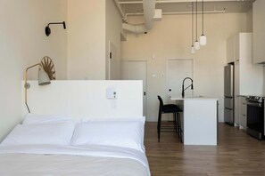 1 Schlafzimmer, Schreibtisch, WLAN, Bettwäsche